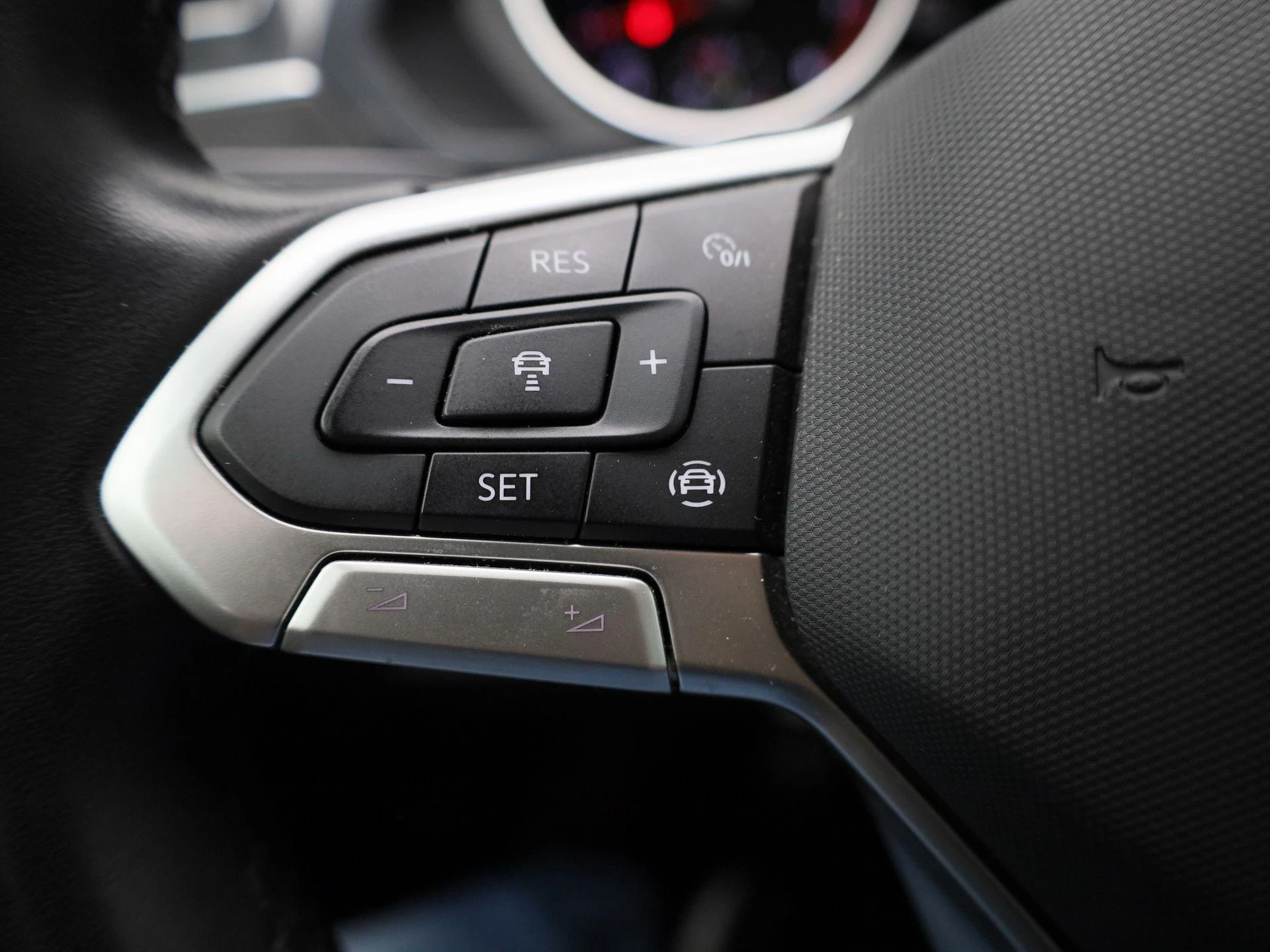 Volkswagen-Tiguan-image-17
