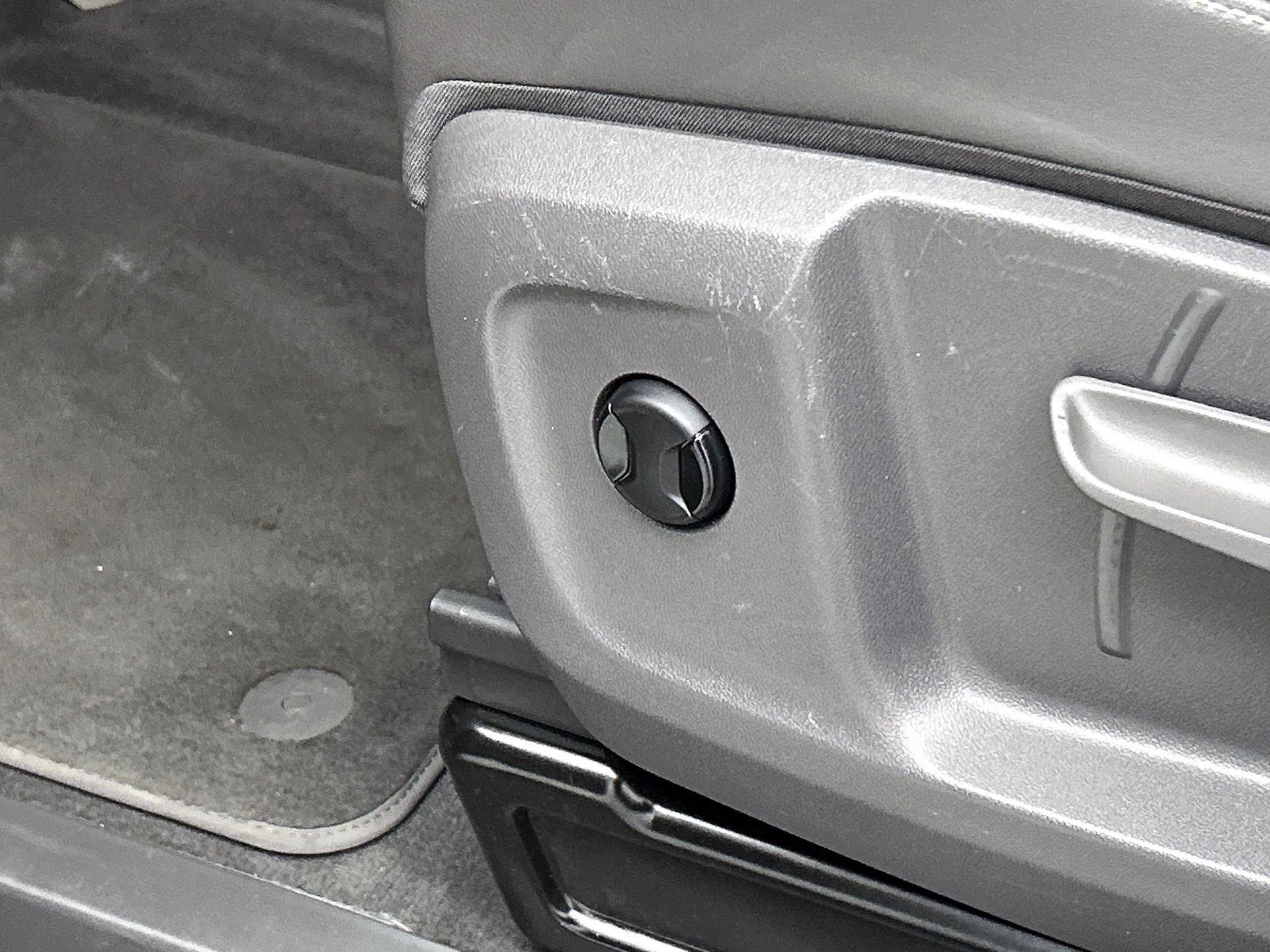 Volkswagen-Multivan-image-21