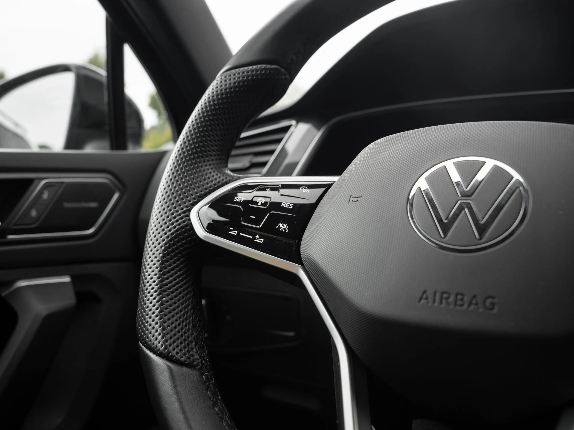 Volkswagen-Tiguan-image-18