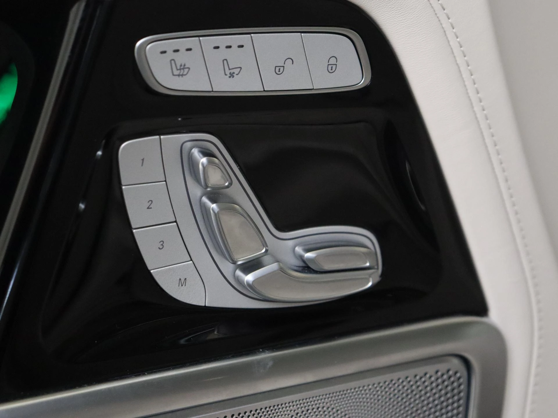 Mercedes-Benz-G-Klasse-image-27