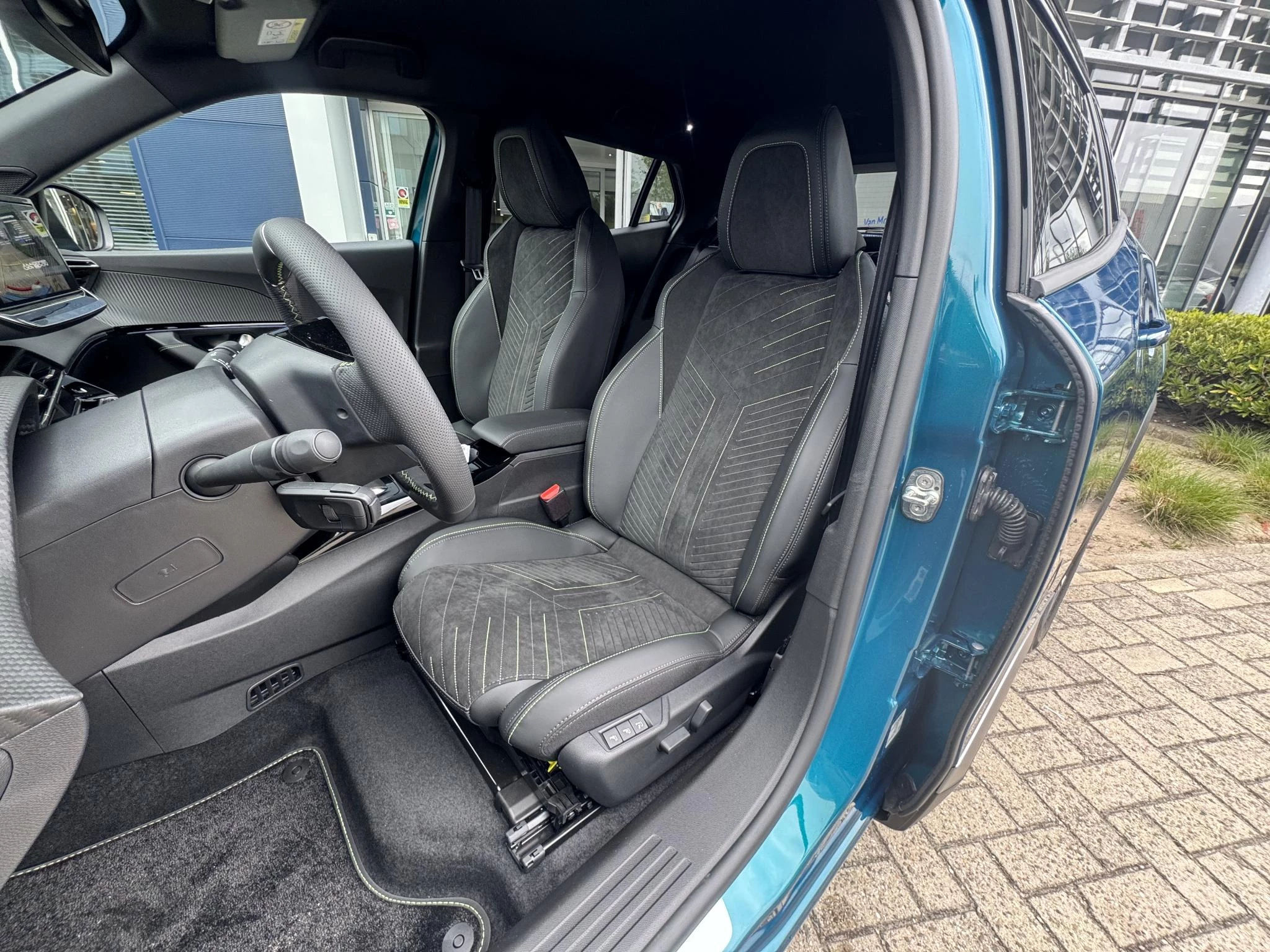 Peugeot 2008 Hybrid 145 GT