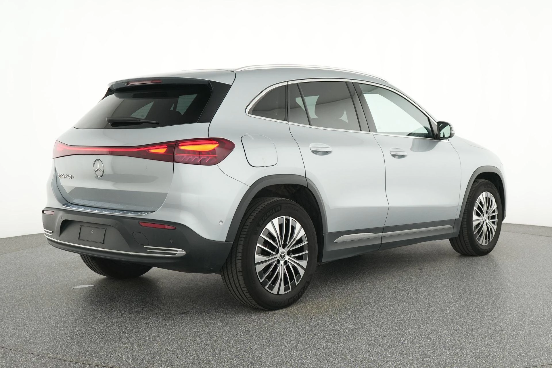 Mercedes-Benz EQA 250+ Business Line + CARPLAY + LED + CAMERA +