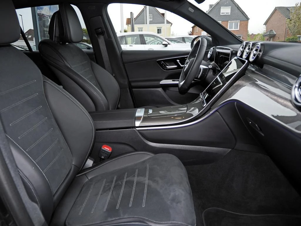 Mercedes-Benz-GLC 300 d-image-12