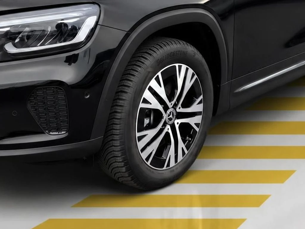 Mercedes-Benz-GLB 200 d-image-5
