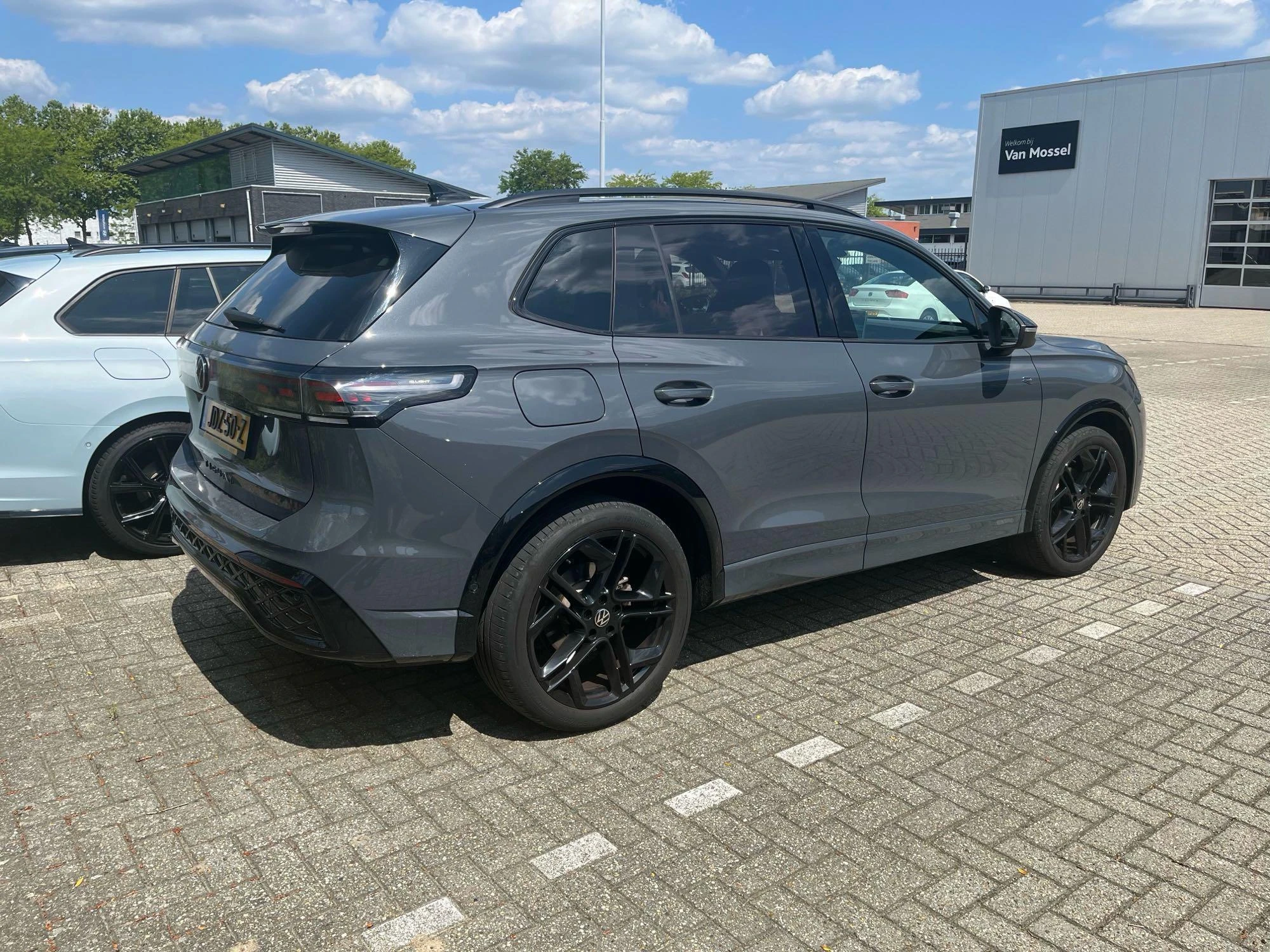 Volkswagen-Tiguan-image-2