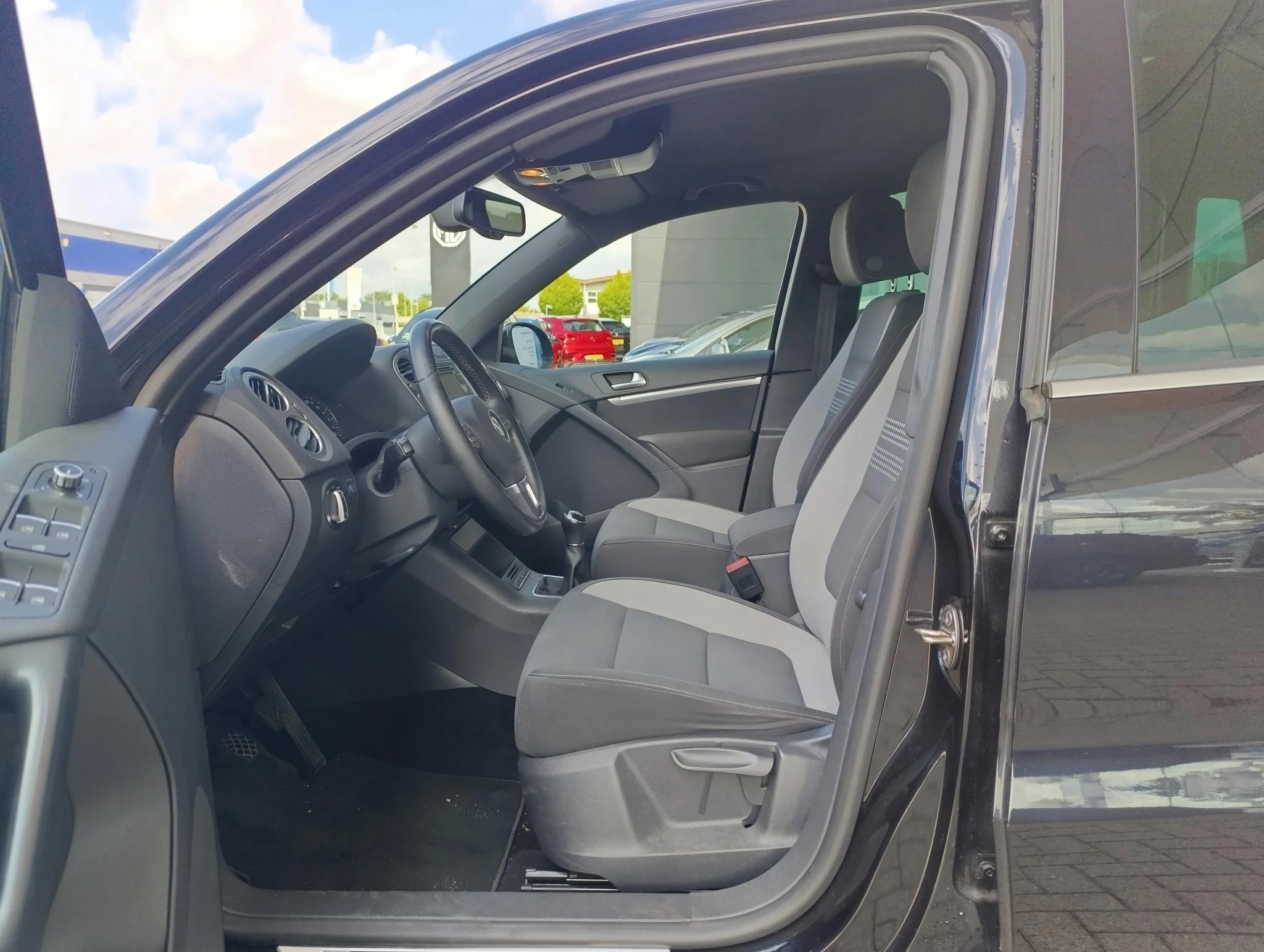 Volkswagen-Tiguan-image-12
