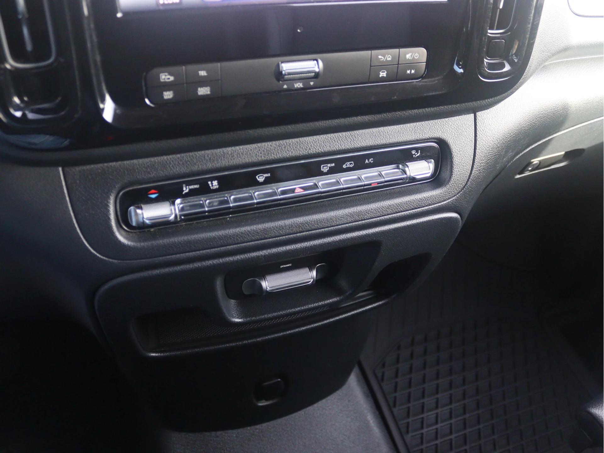 Mercedes-Benz-Vito-image-11