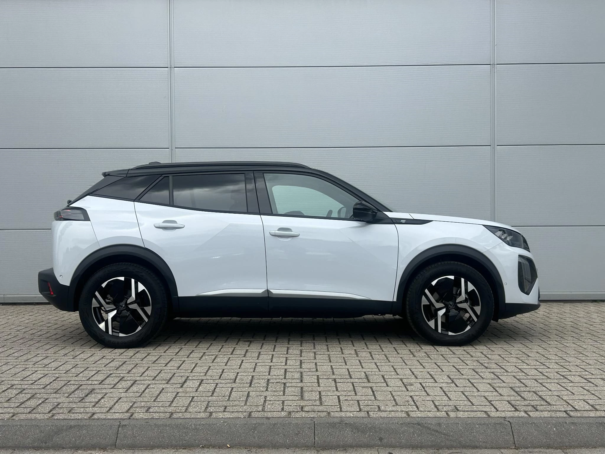 Peugeot-e-2008-image-6