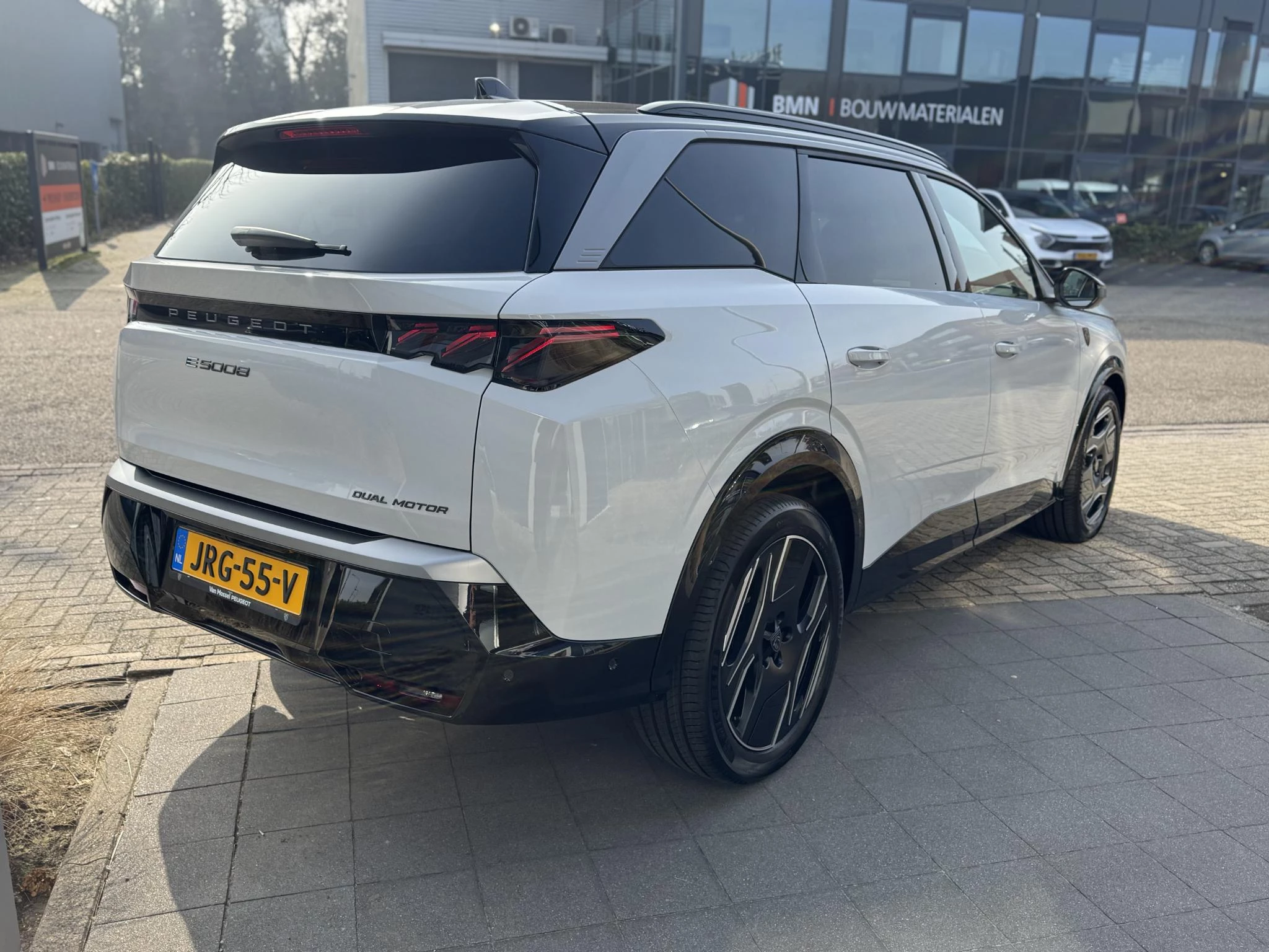 Peugeot-e-5008-image-4