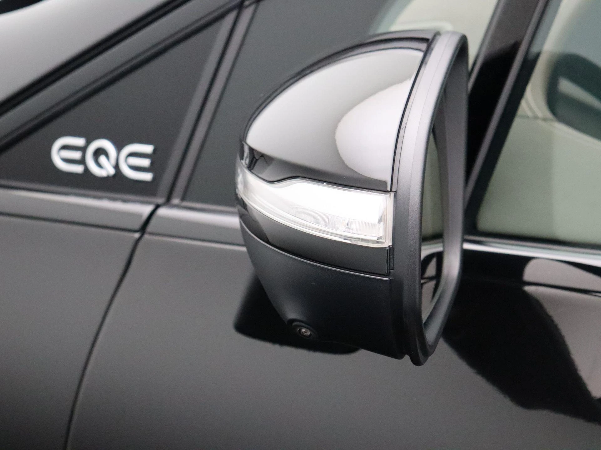 Mercedes-Benz-EQE-image-7