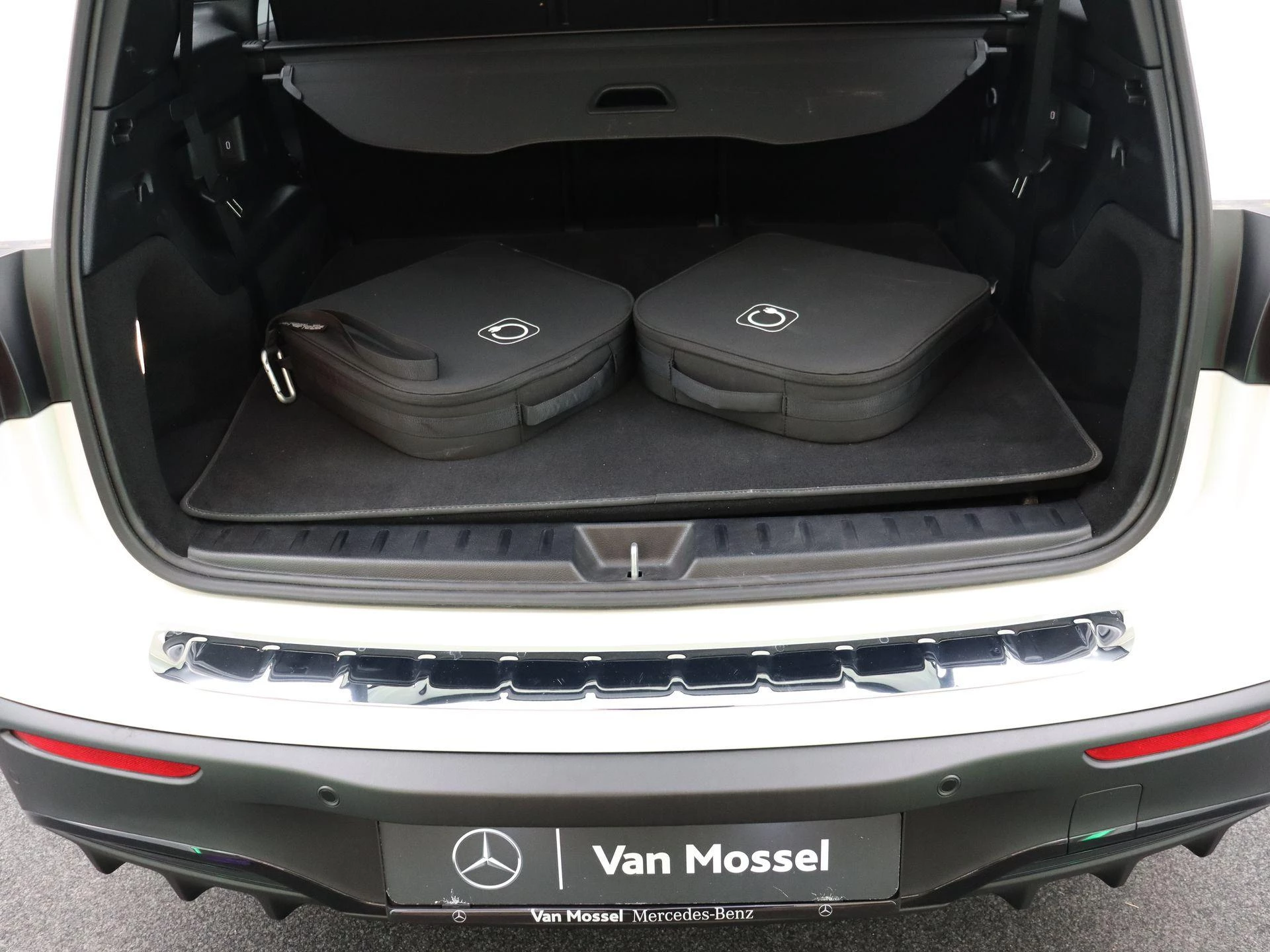 Mercedes-Benz EQB 250+ AMG Line + 7 ZITPLAATSEN + CARPLAY + NIGHTPAKKET +