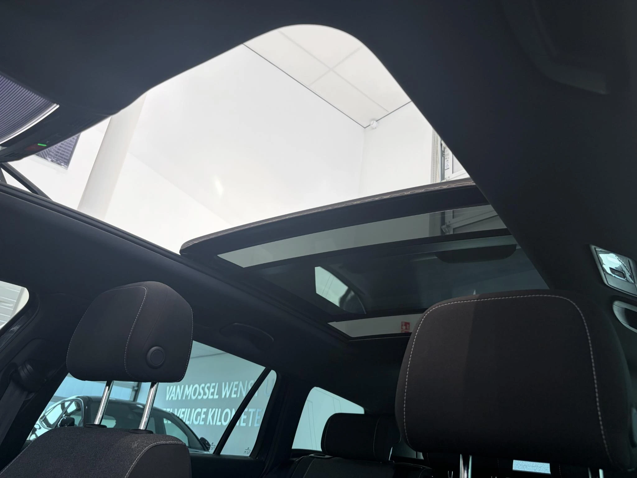 Volkswagen-Passat-image-10
