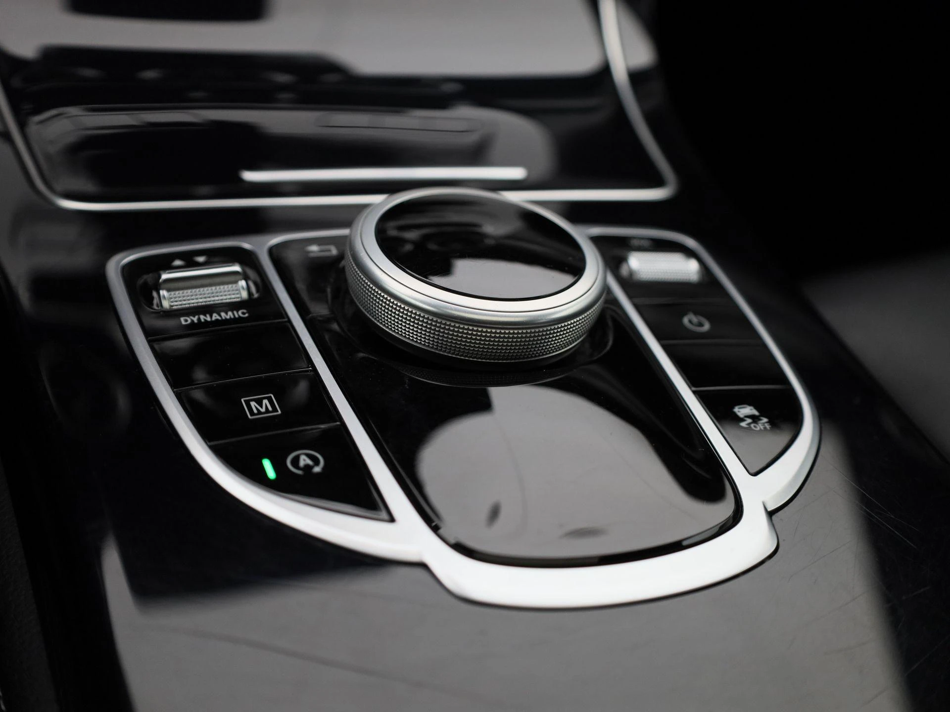Mercedes-Benz-GLC-image-18