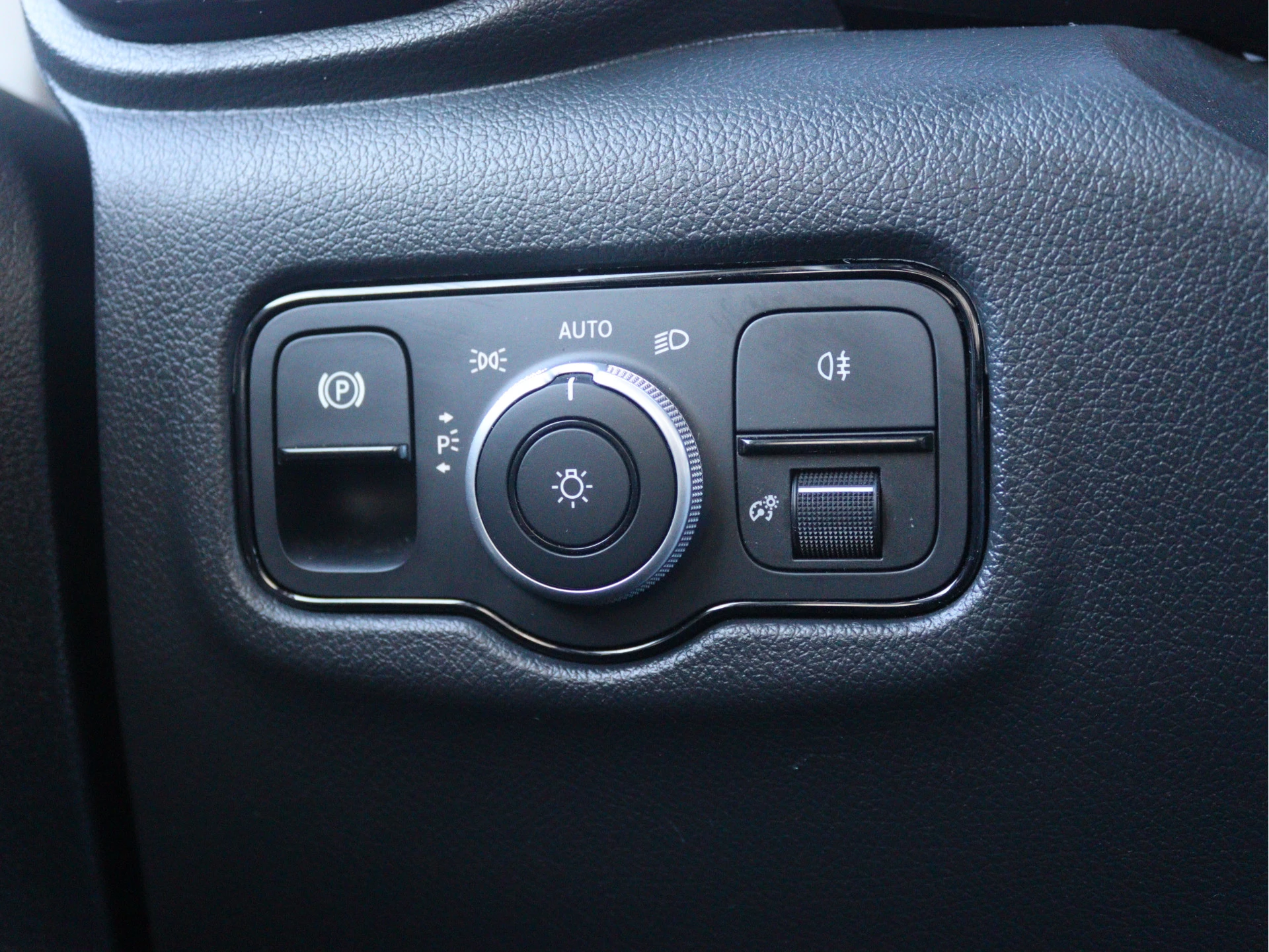 Mercedes-Benz-Vito-image-12