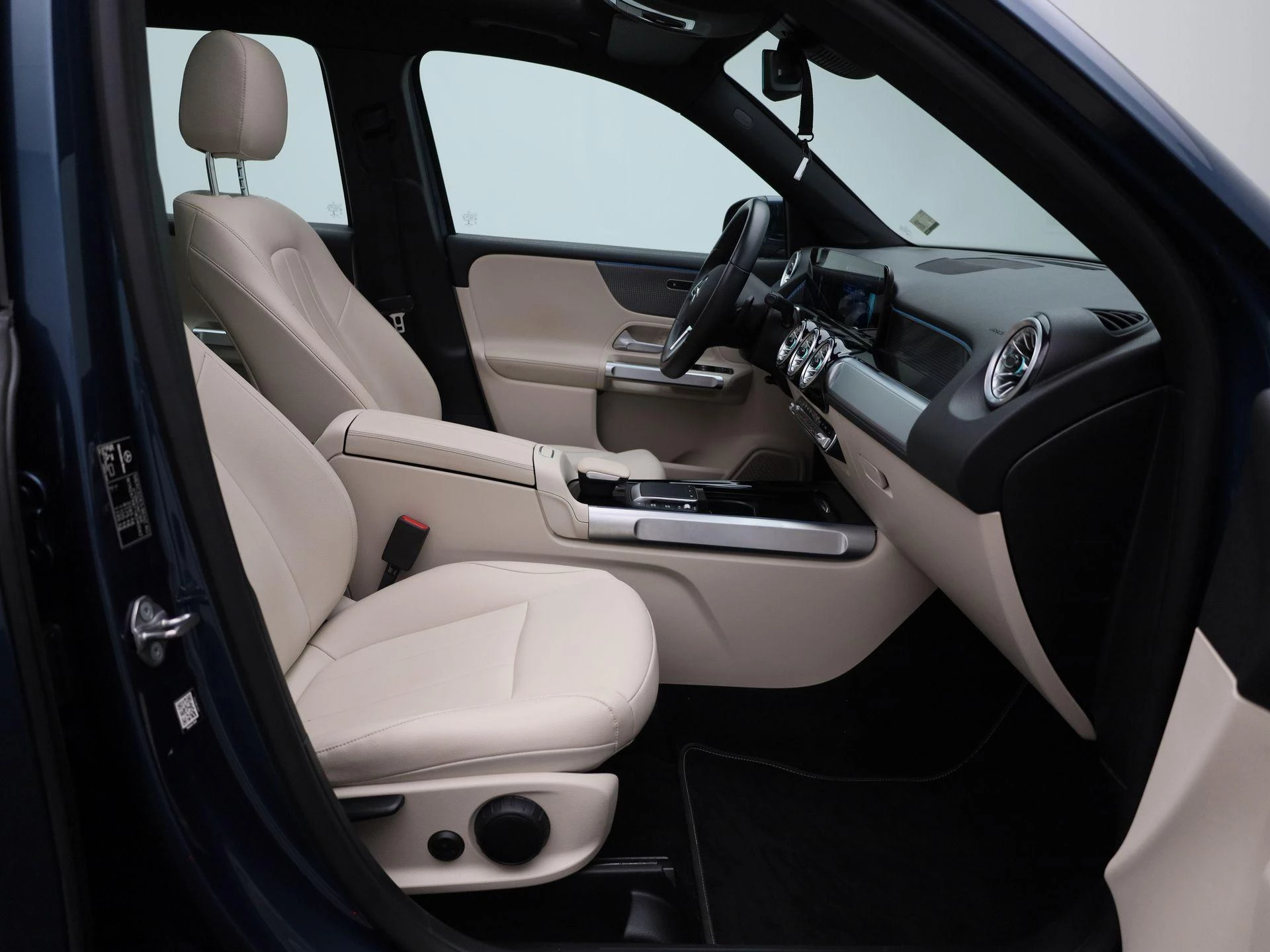 Mercedes-Benz GLB 200 LUXURY LINE + LEDER + PANO + 7-ZIT + CARPLAY +