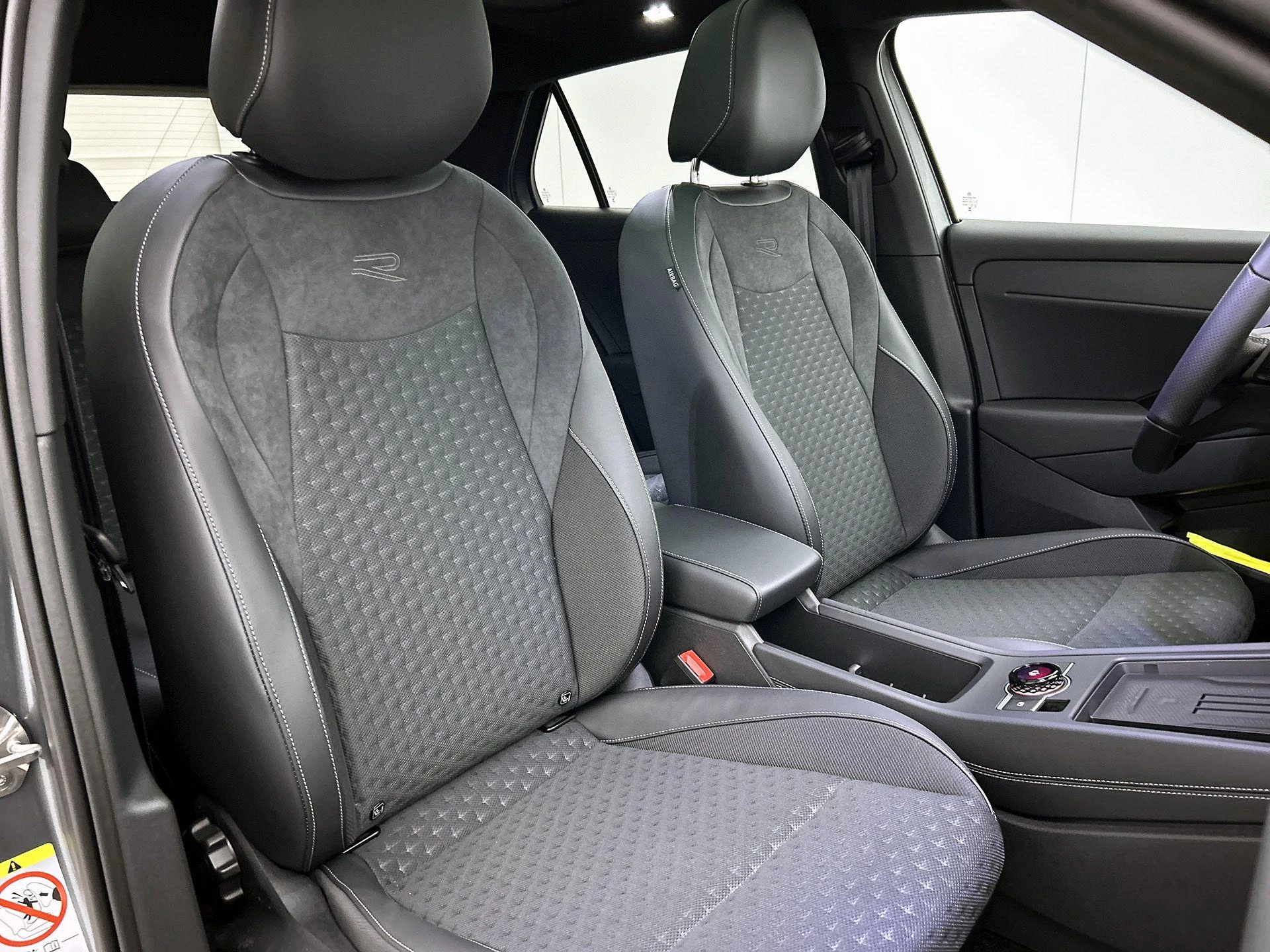 Volkswagen-T-Roc-image-36