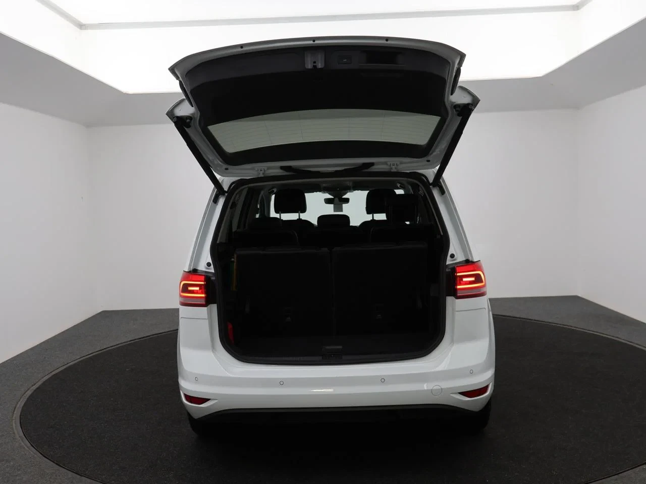 Volkswagen-Touran-image-6