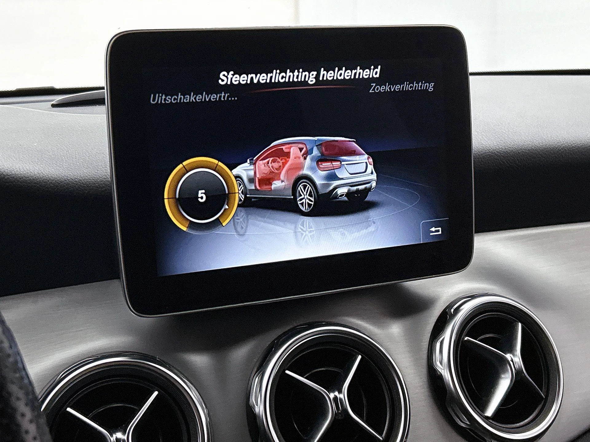 Mercedes-Benz-GLA-image-34