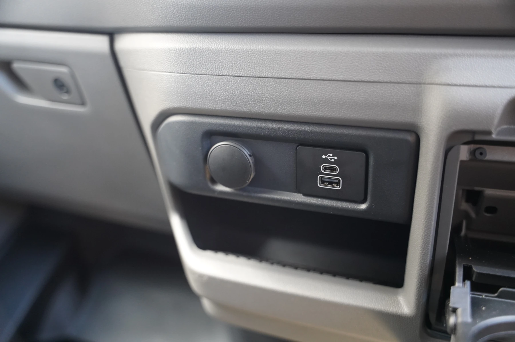 Volkswagen-Transporter-image-25