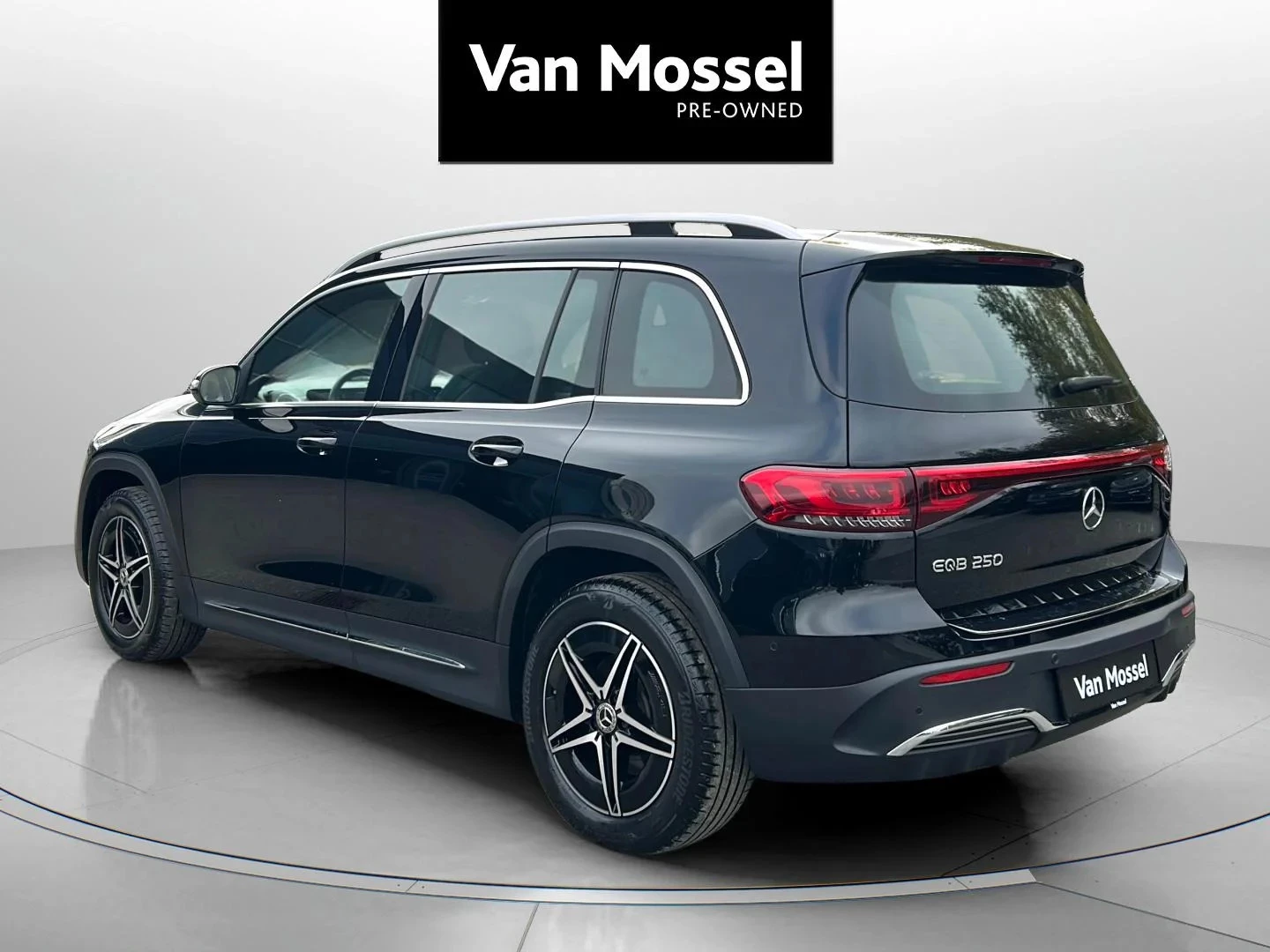 Mercedes-Benz-EQB-image-2