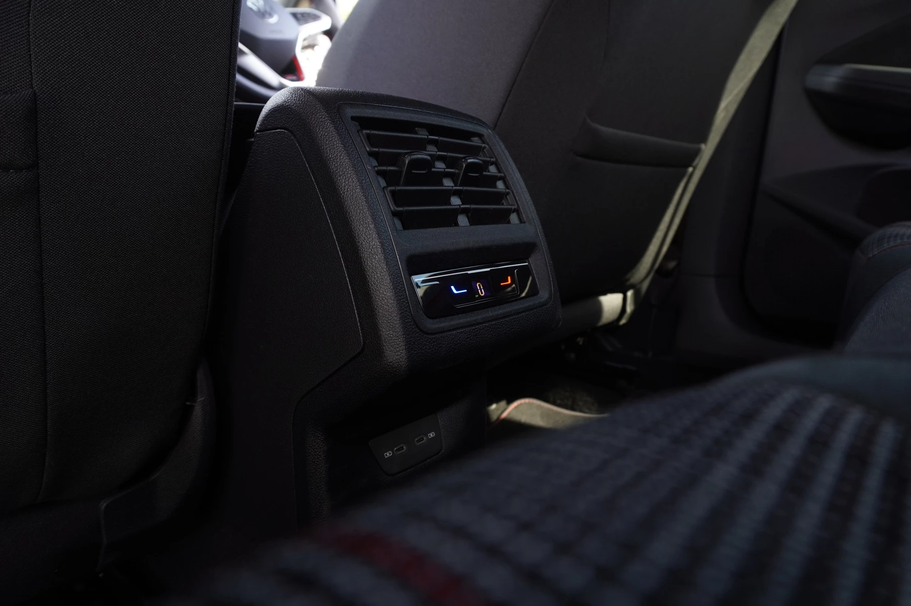 Volkswagen-Golf-image-12