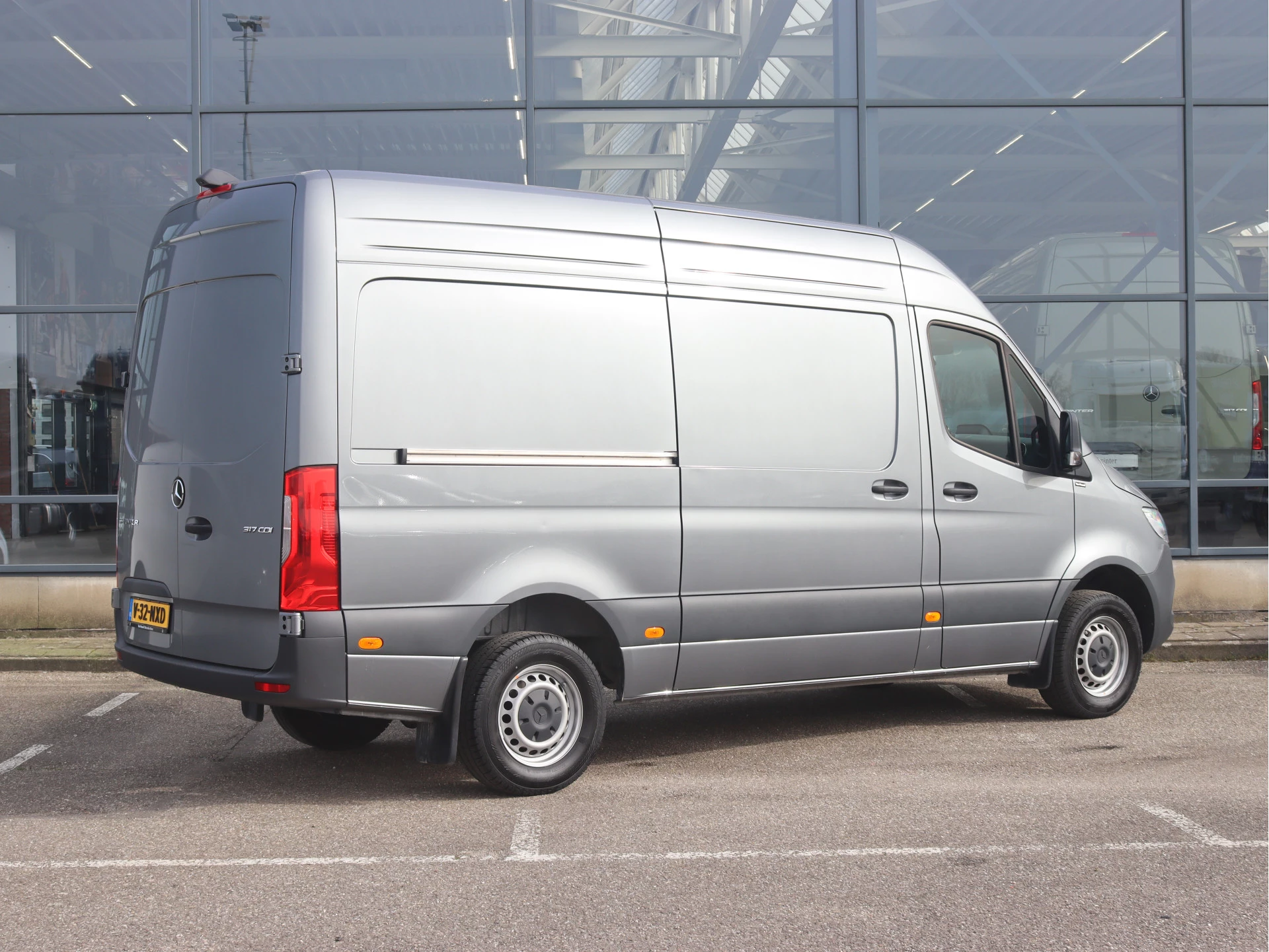 Mercedes-Benz-Sprinter-image-1