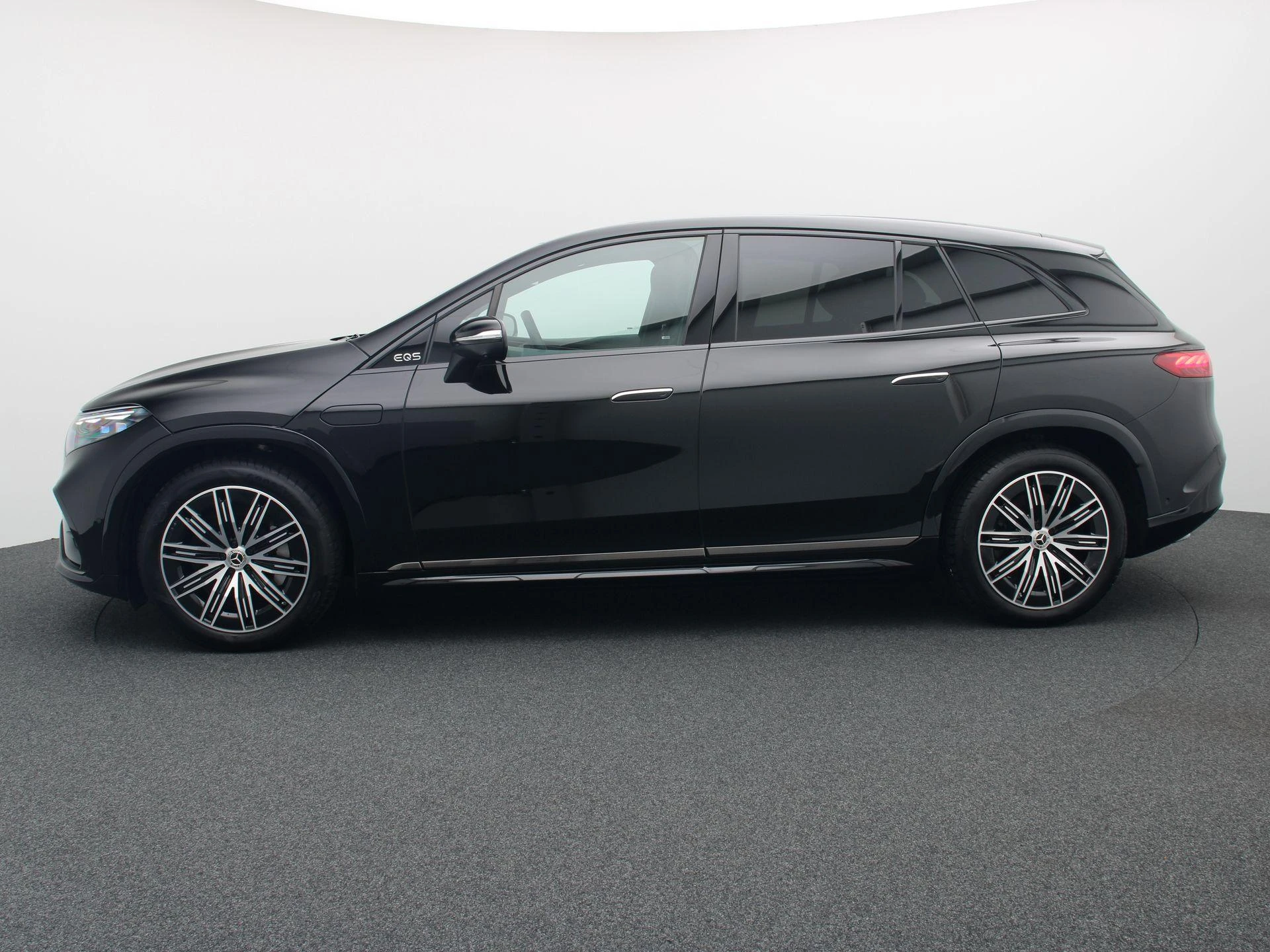 Mercedes-Benz-EQS-image-3