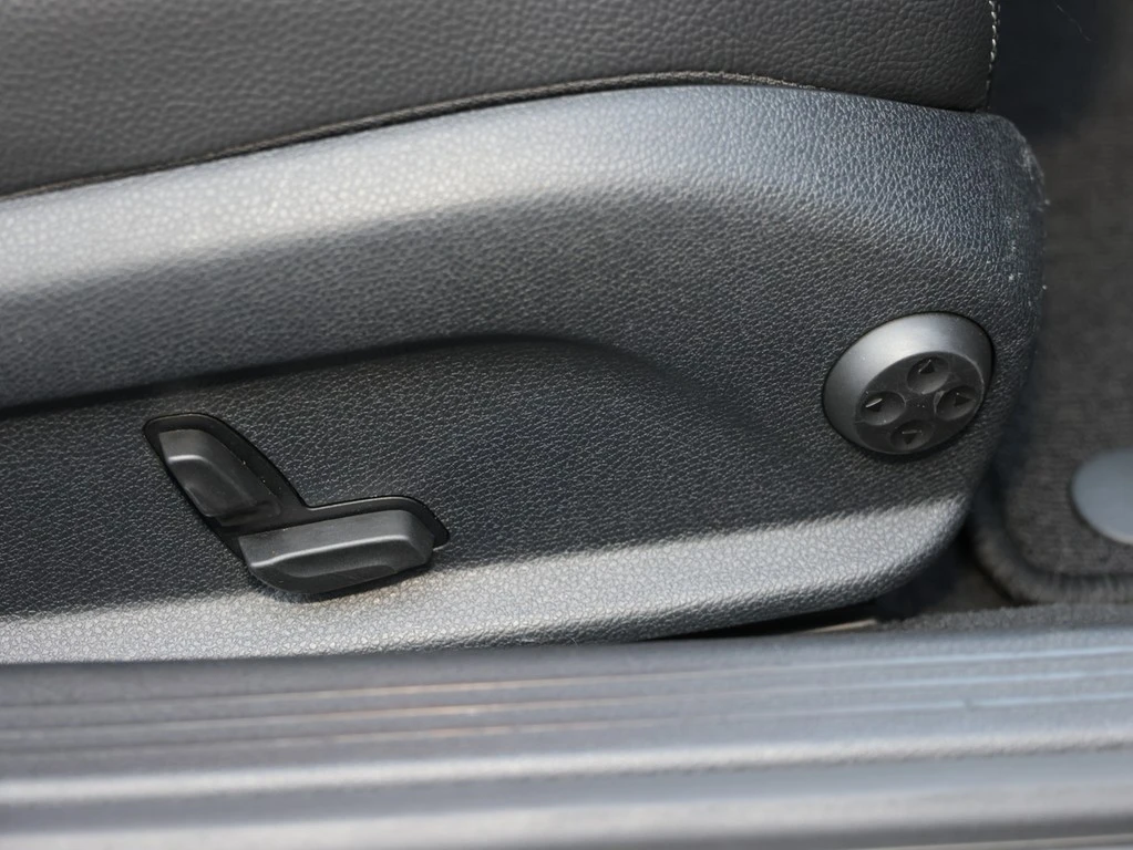 Mercedes-Benz-C-Klasse-image-14