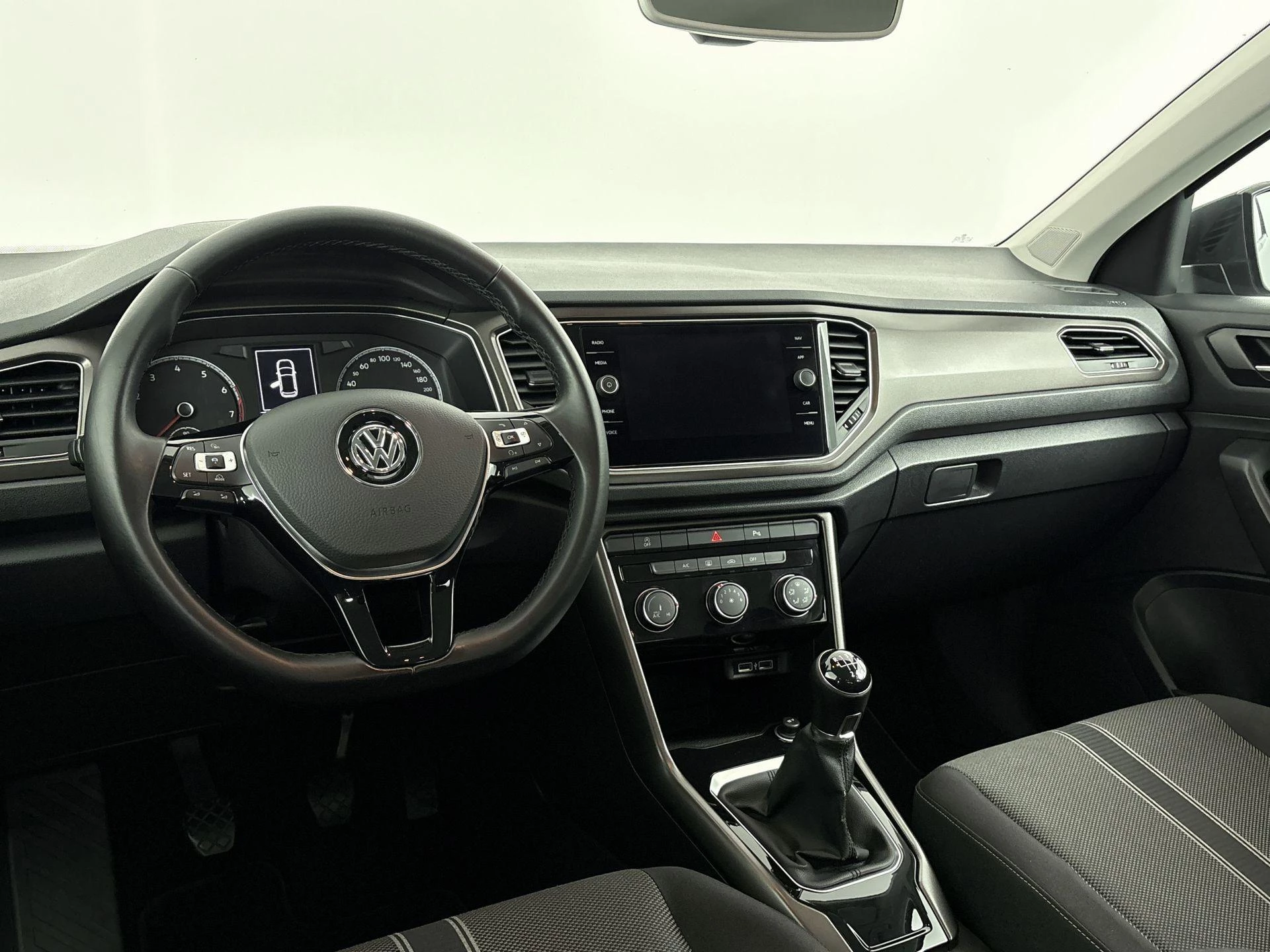 Volkswagen-T-Roc-image-10