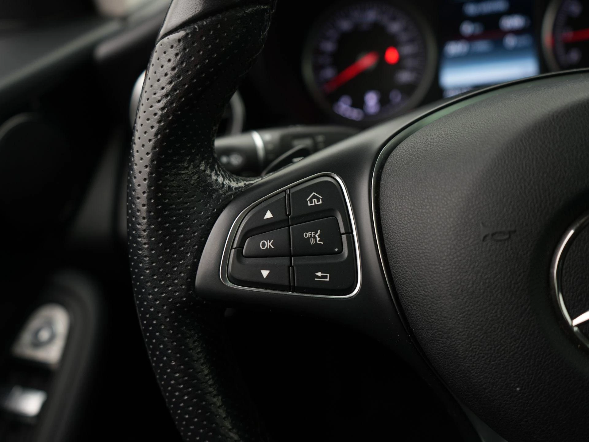 Mercedes-Benz-GLC-image-25