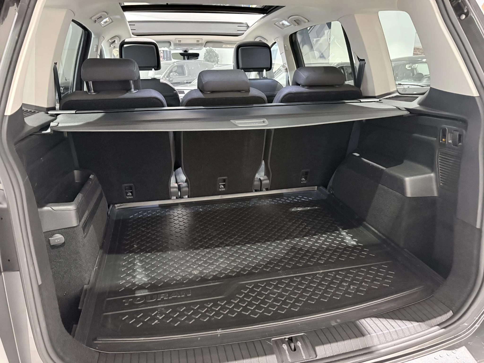 Volkswagen-Touran-image-4