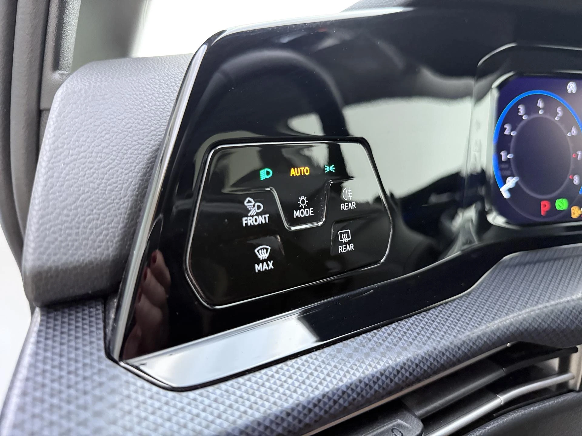 Volkswagen-Golf-image-24
