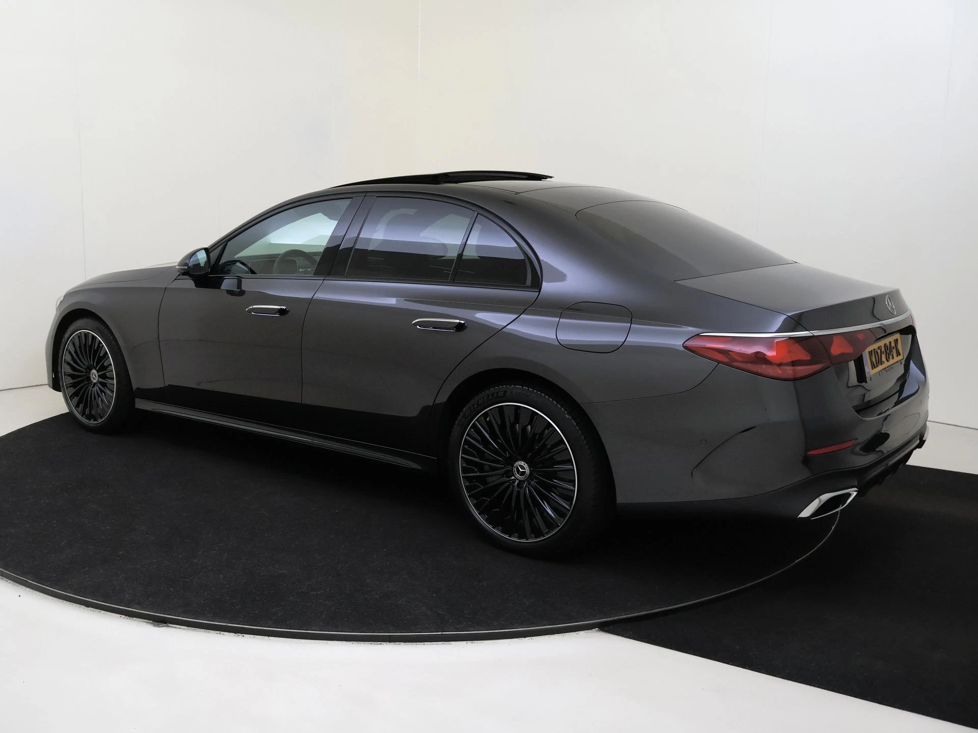 Mercedes-Benz-E-Klasse-image-4
