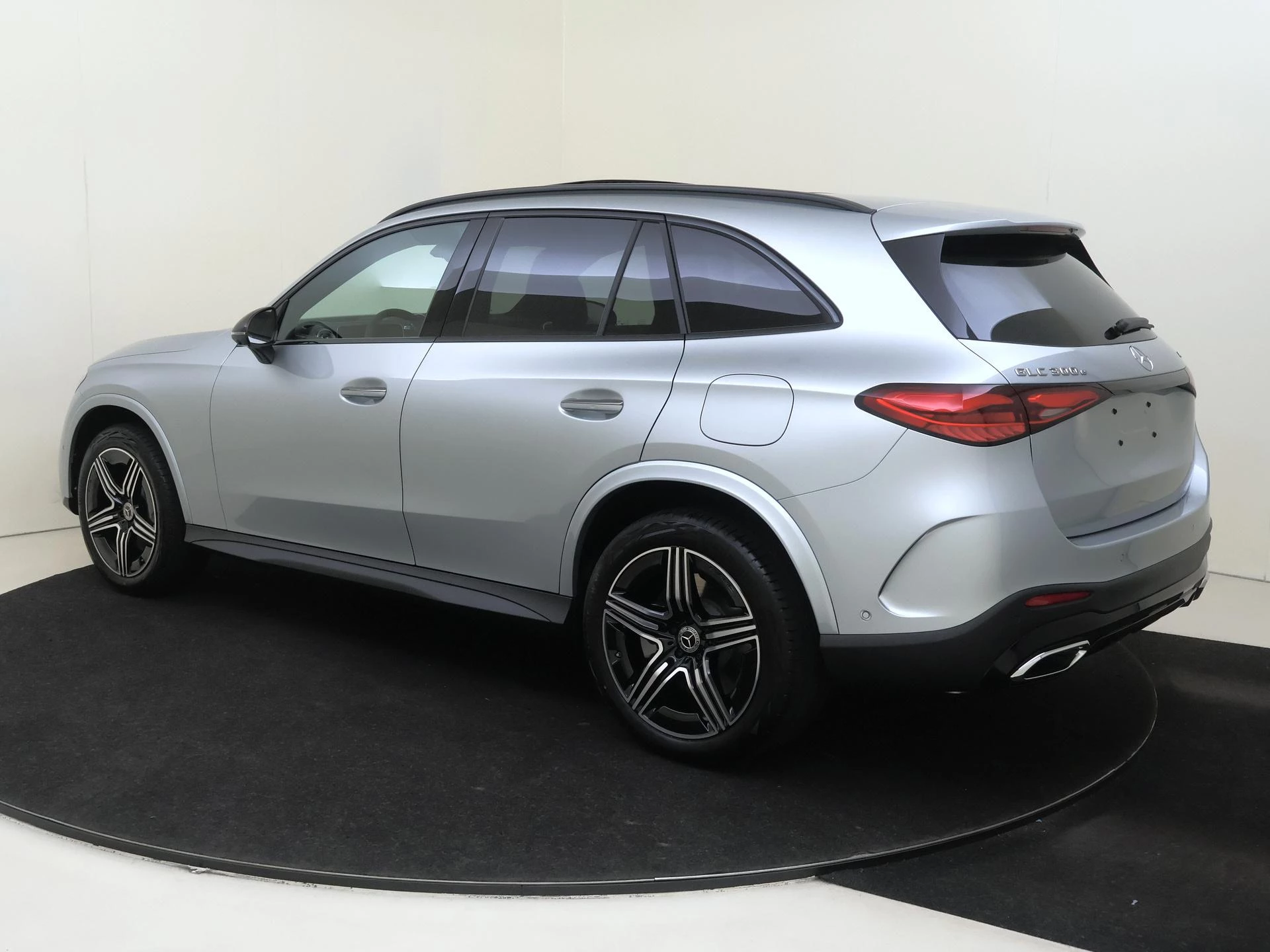 Mercedes-Benz-GLC-image-2