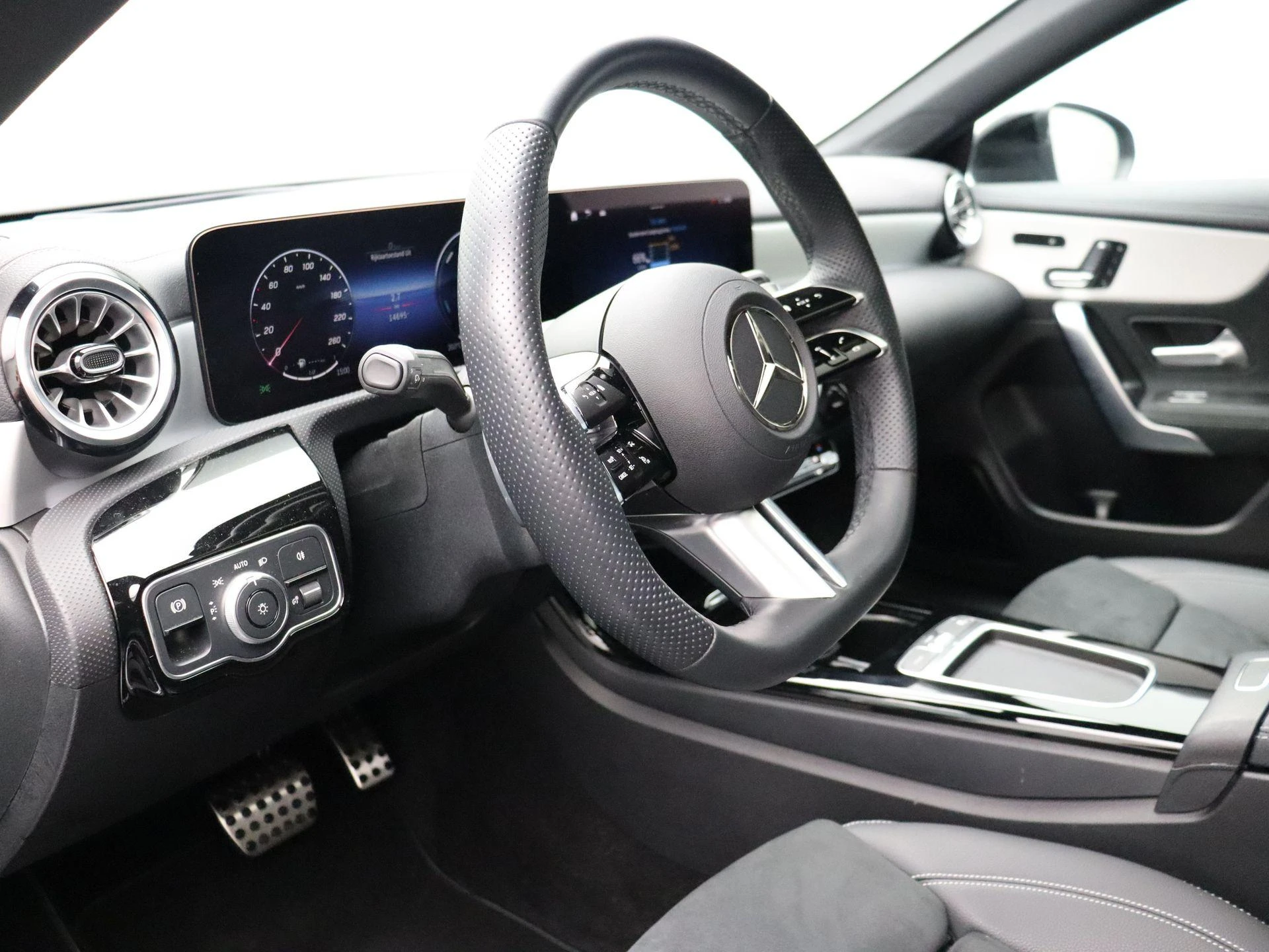 Mercedes-Benz-CLA-image-11