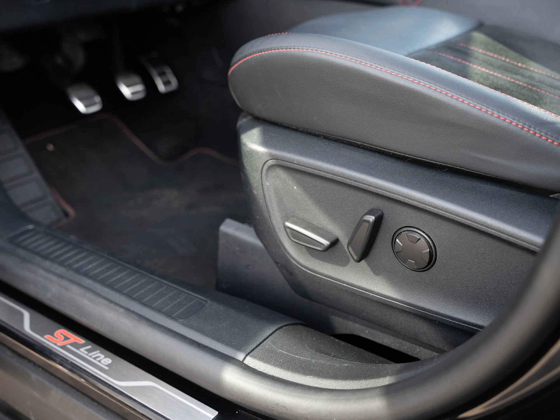 Ford Kuga ST-Line X*PANO*AHK*LED-MATRIX*360GRAD*ACC*NAVI*SOUND-SYS.
