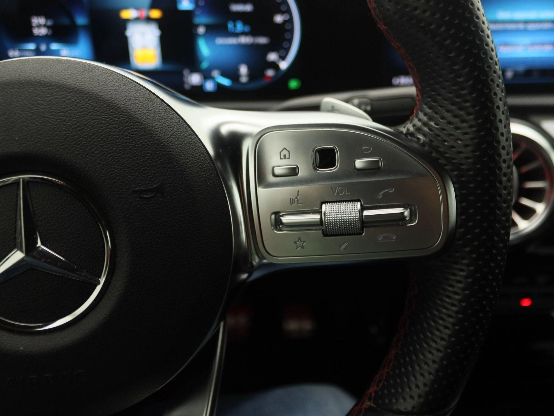 Mercedes-Benz-CLA-image-17