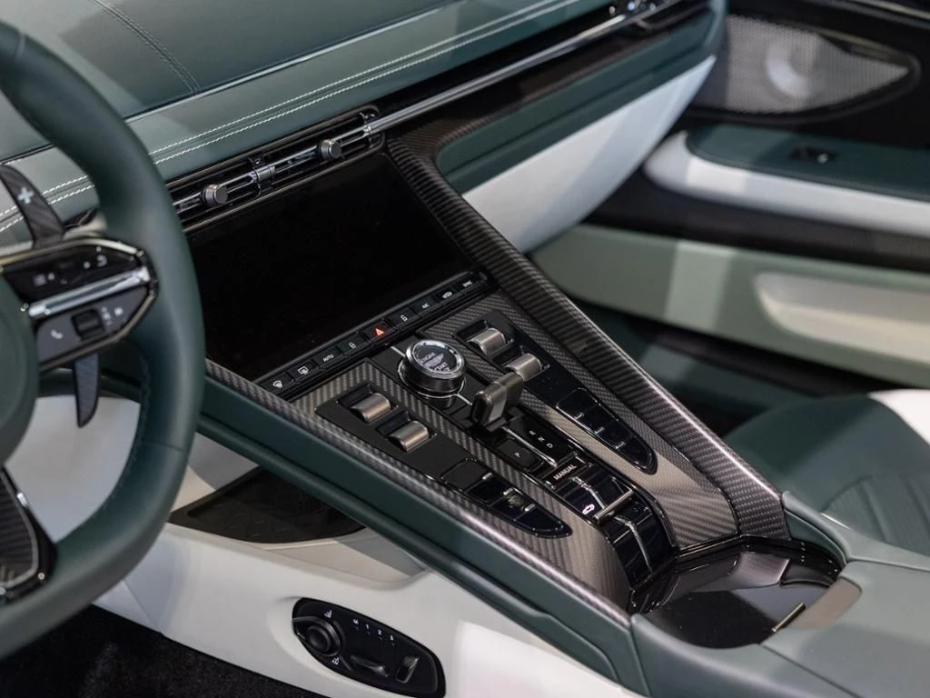 Aston Martin-DB12-image-11