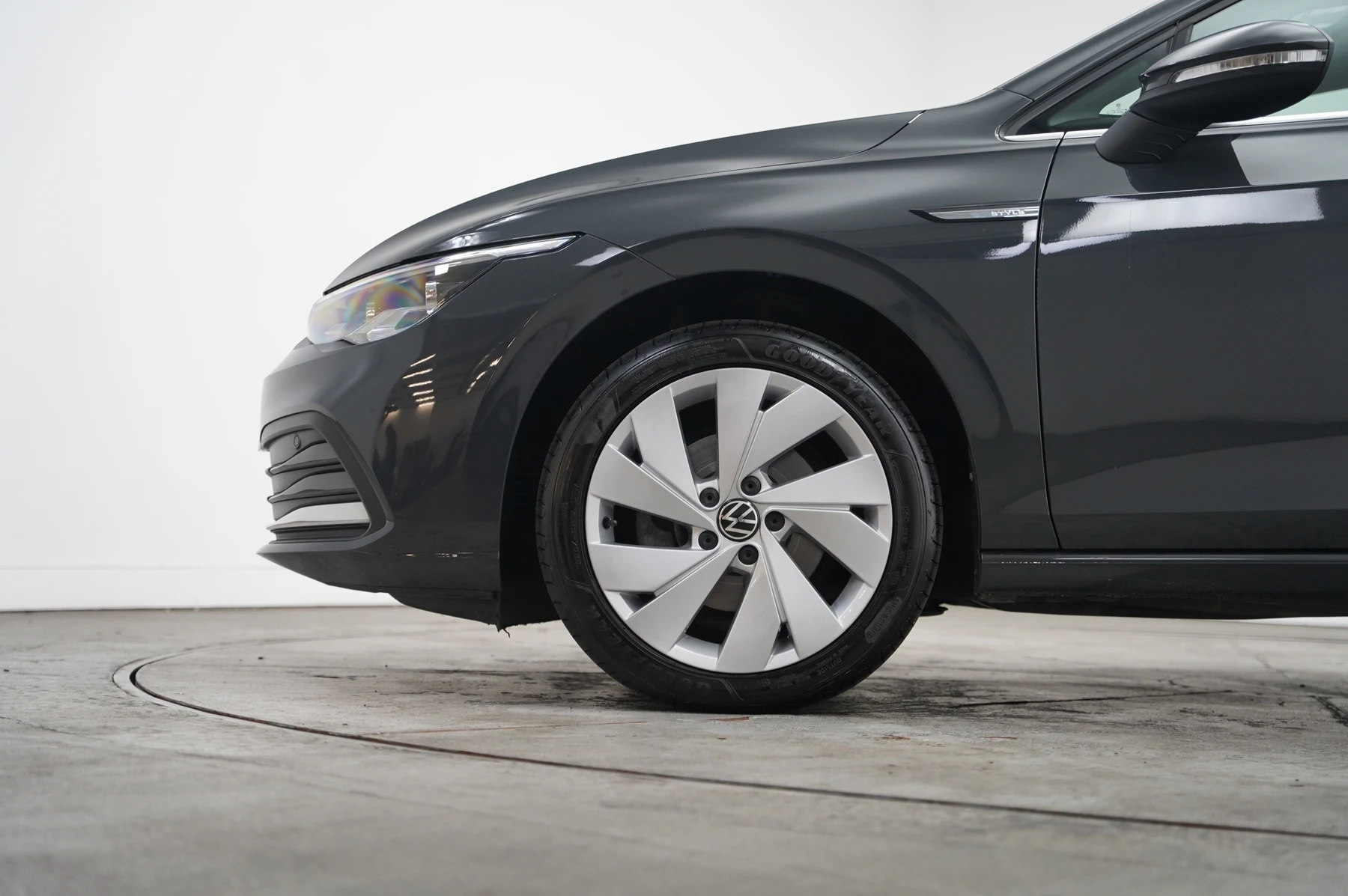 Volkswagen-Golf-image-4
