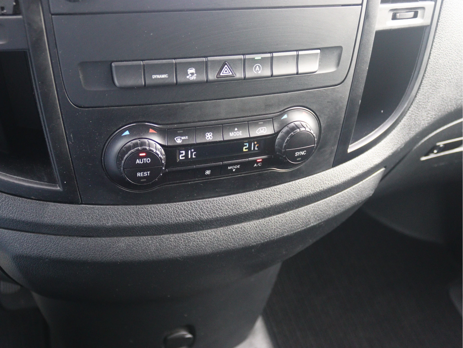 Mercedes-Benz-Vito-image-11