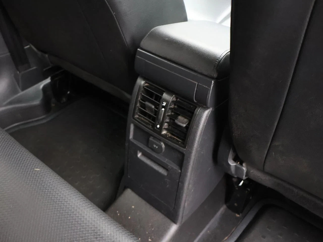 Volkswagen-Caddy-image-9