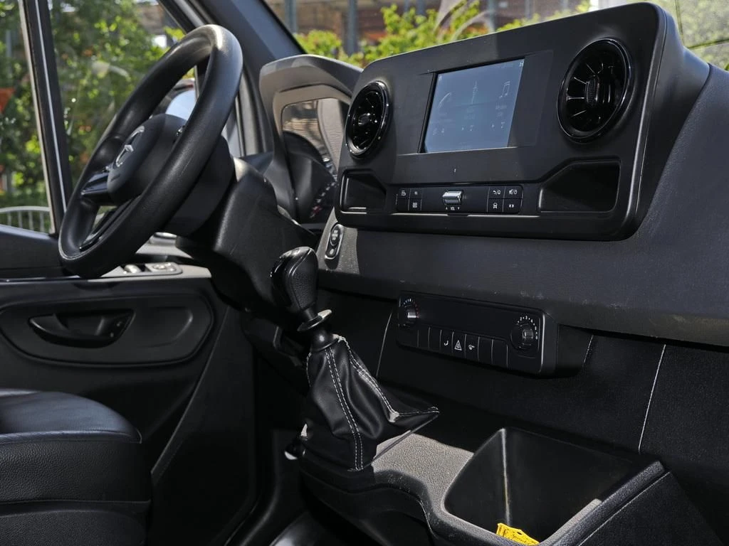 Mercedes-Benz-Sprinter 211-image-9