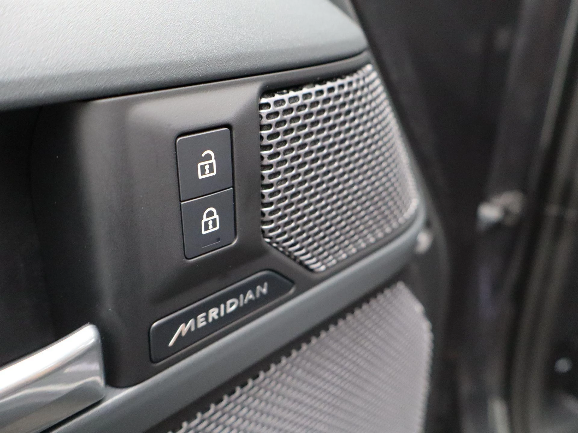 Land Rover-Defender-image-25