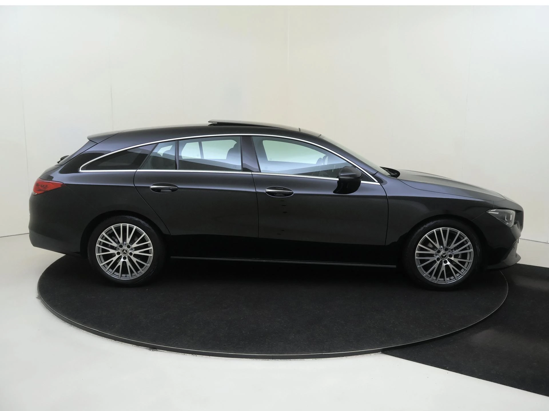 Mercedes-Benz-CLA-image-8