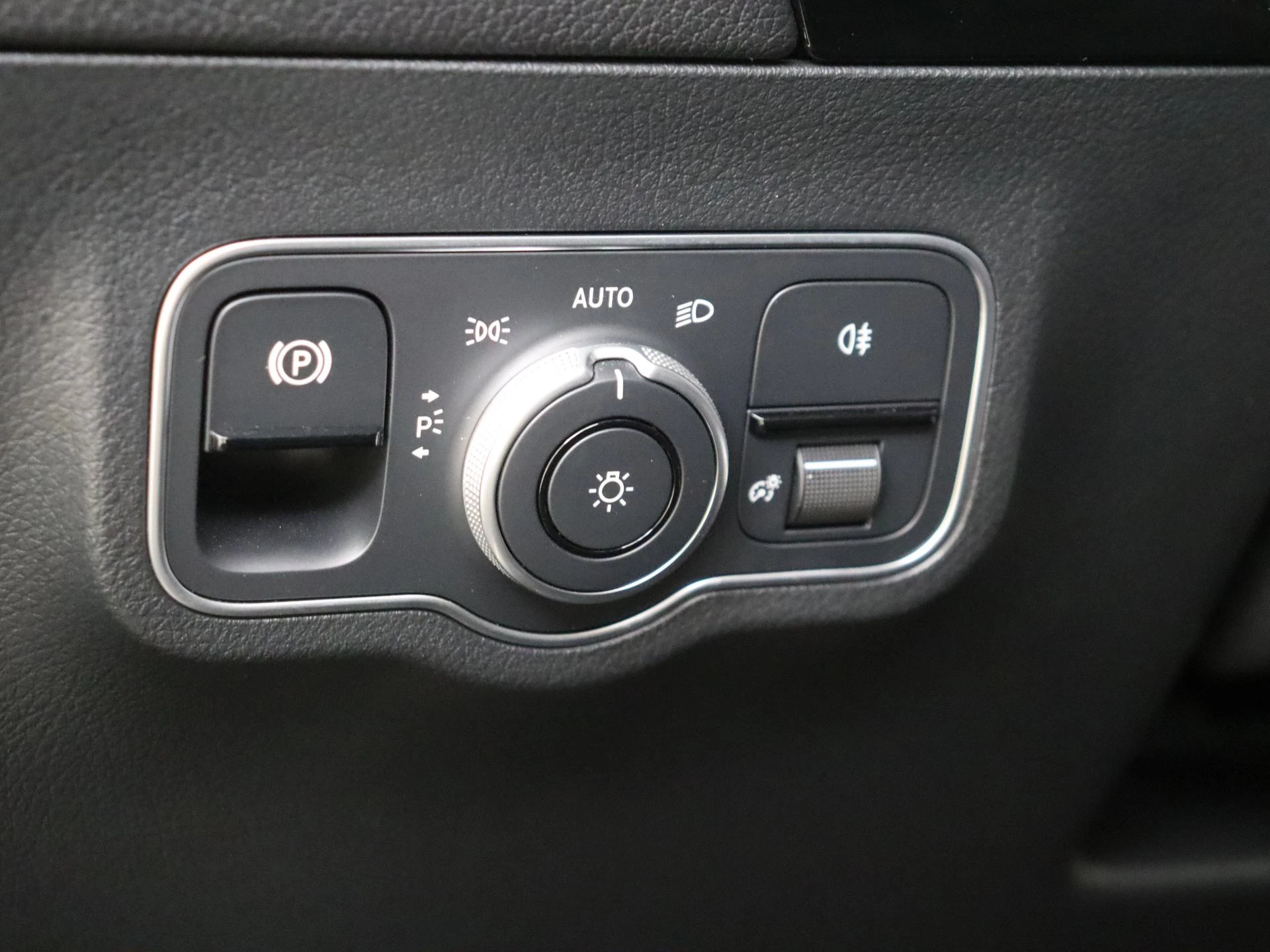 Mercedes-Benz-GLA-image-24