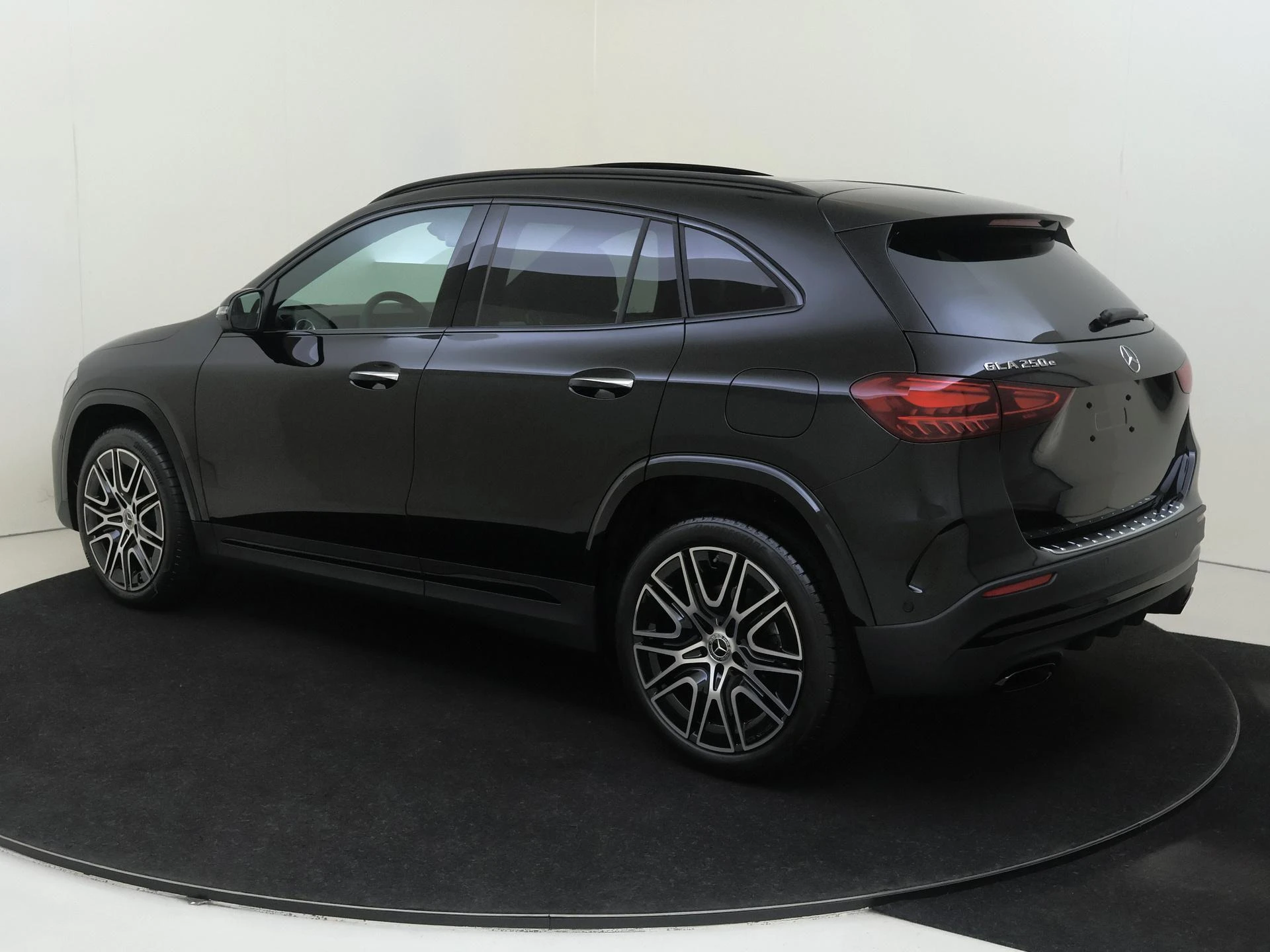 Mercedes-Benz-GLA-image-2