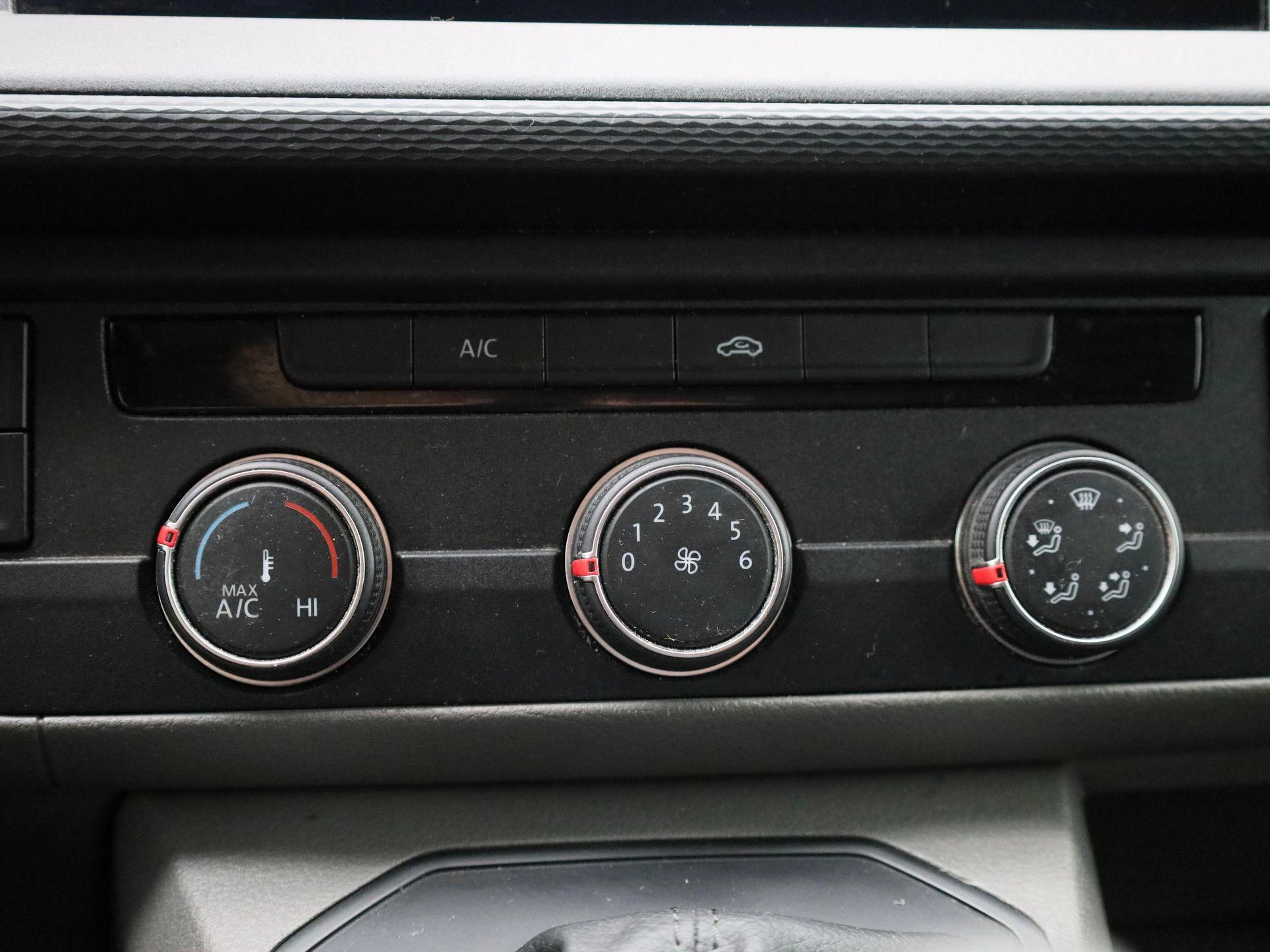 Volkswagen-Transporter-image-22