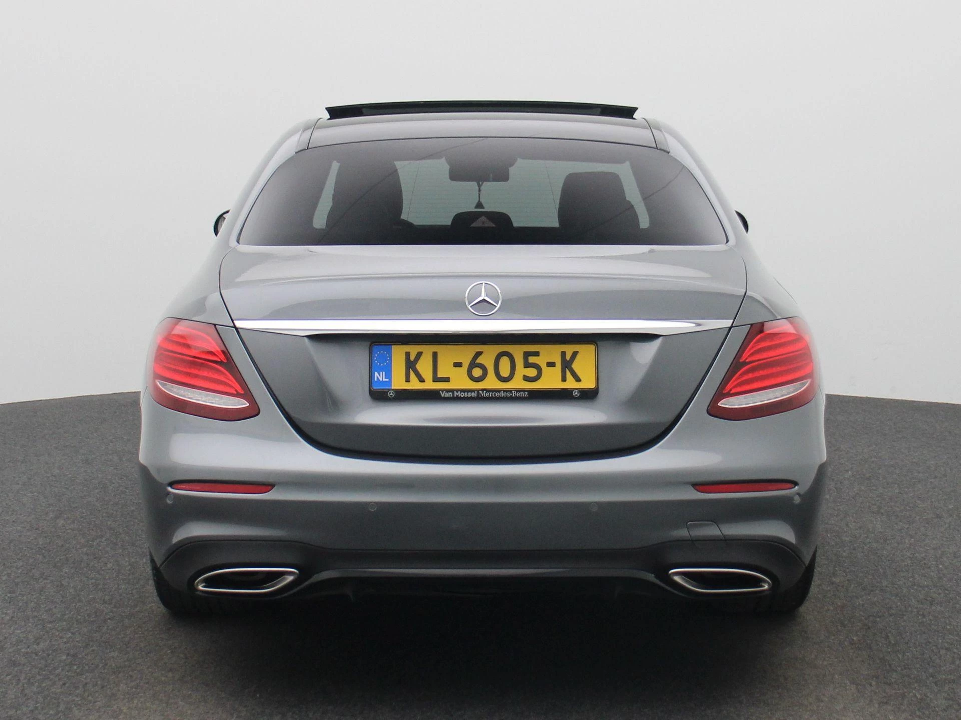 Mercedes-Benz-E-Klasse-image-4