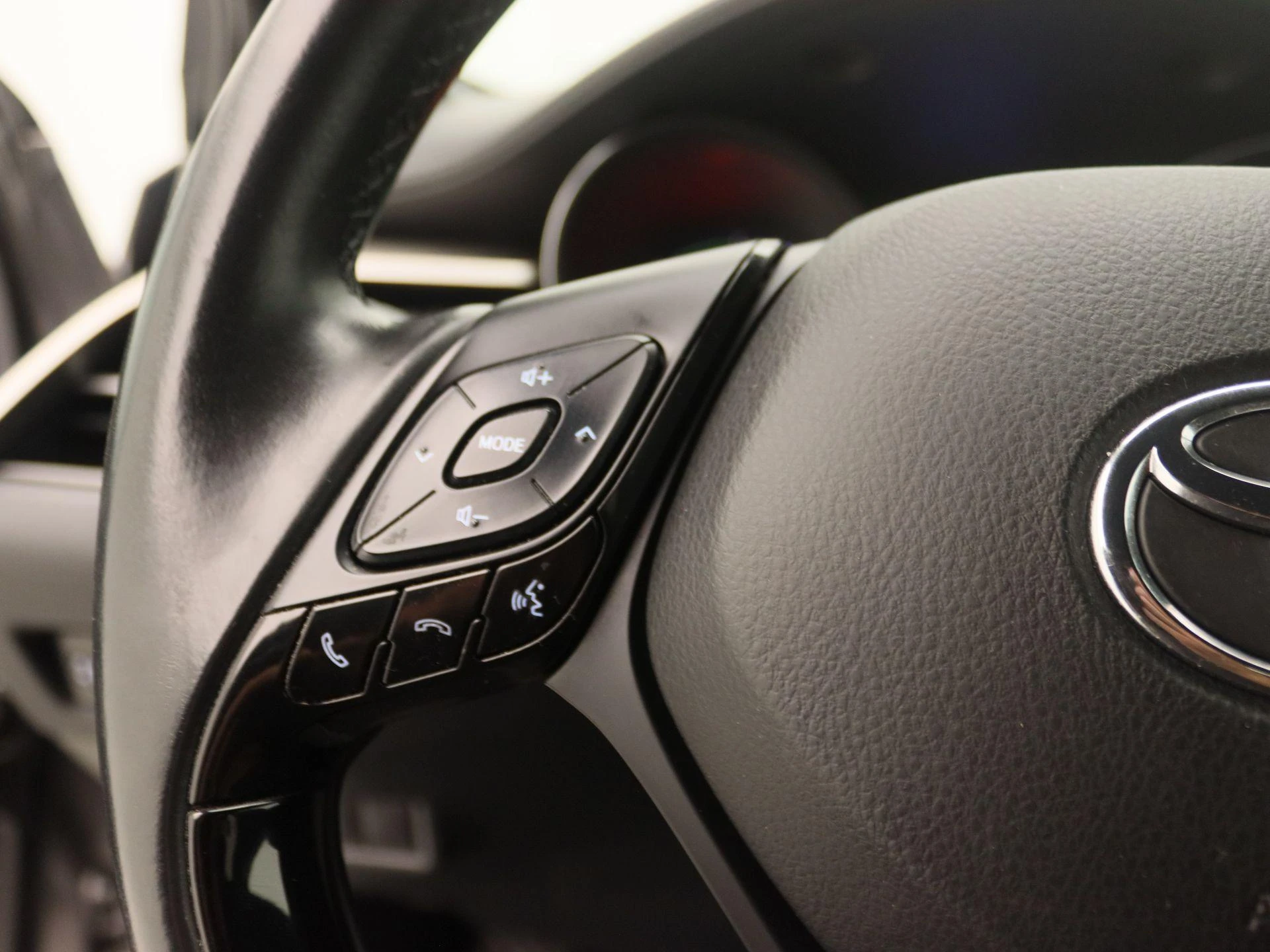 Toyota-C-HR-image-18