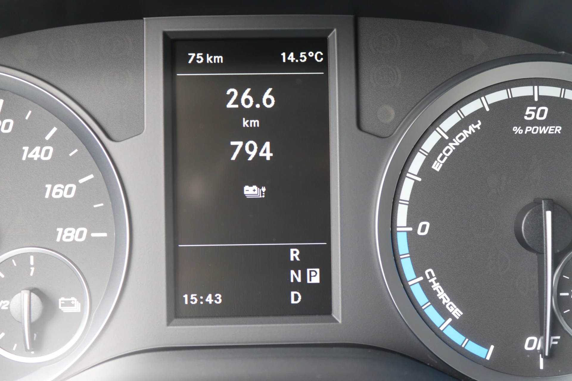 Mercedes-Benz-eVito-image-6